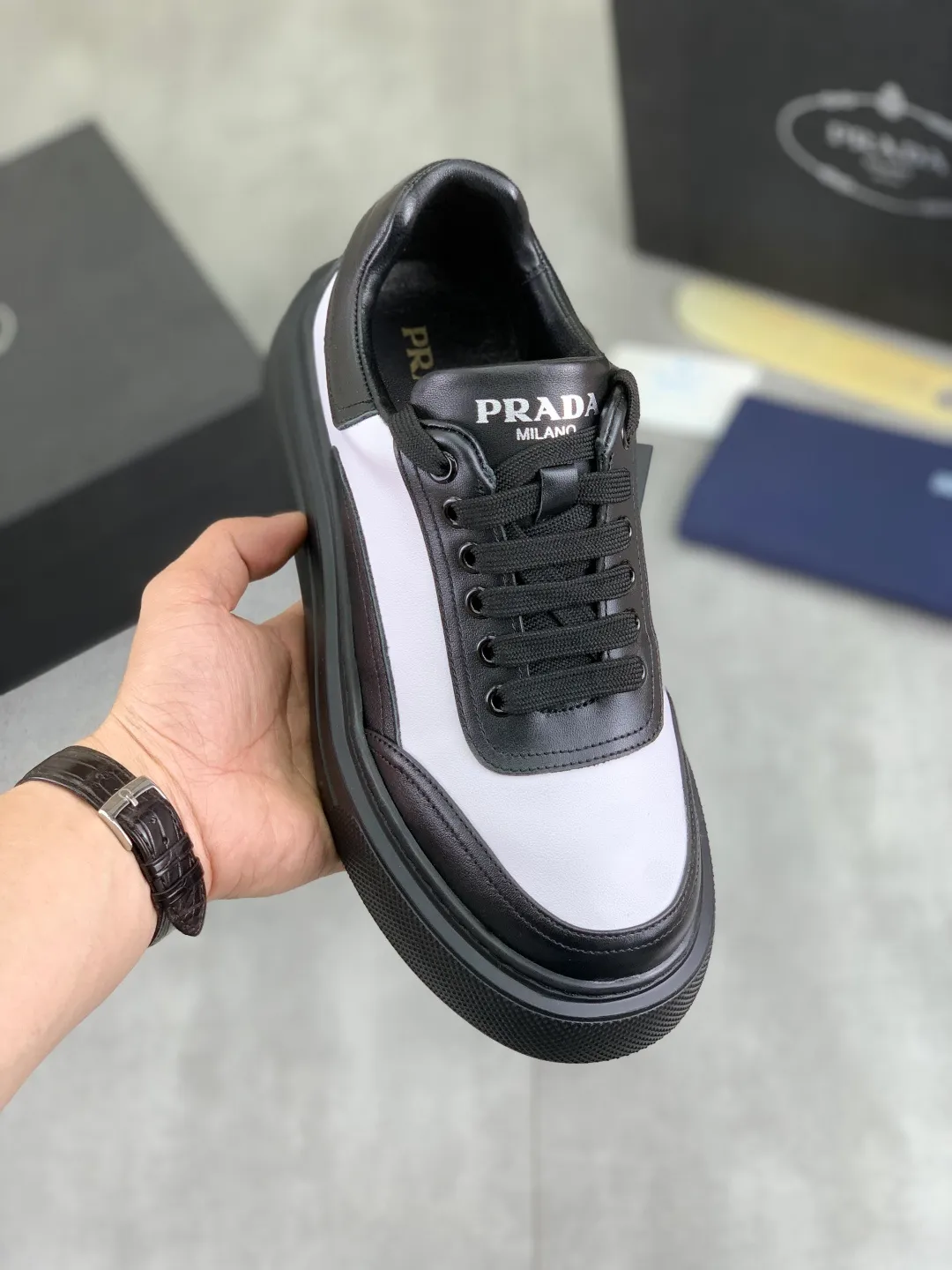 Men's shoes 💰P500 New PRADA Prada's new spring casual sports shoes. Original purchase, development and production. Prada men's classic series. Technical breathable fabrics with cowhide. Casual sports shoes. Casual sports dad shoes combine high-tech breathable materials and cowhide. P's exclusive button decoration on the side. The outsole is full of P italic design and bright colors to show vitality and continue the brand design inspiration. Stroll around the city lightly and feel free and comfortable. Exquisite packaging at the delivery counter 🛍📦 ▪️Fabric: original customized calfskin with breathable material ▪️Inner lining: cowhide lining ➕cowhide feet ▪️Outsole: open-molded TPU foam material ▪️Sole thickness: 3.5CM ▪️Size: Men's 38-44 (45 can be customized) 4️⃣ colors available